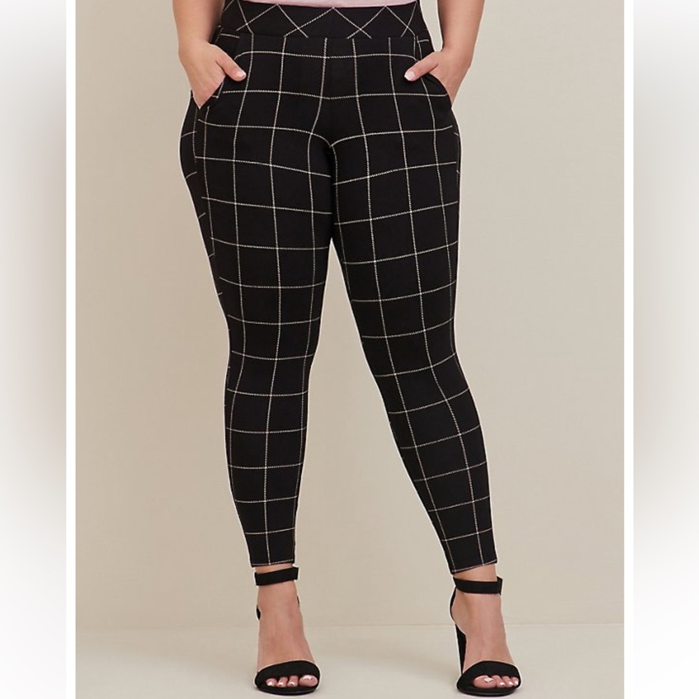 Torrid Full Length Signature Waist Pocket Legging size 00 | Medium - Picture 2 of 6